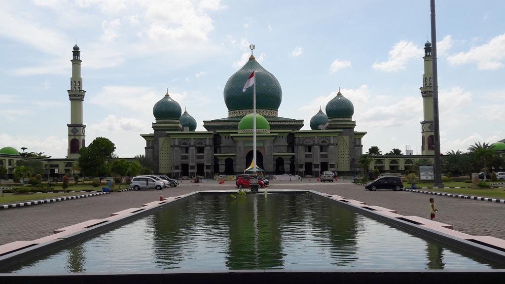 Ayola First Point Hotel Pekanbaru Dış mekan fotoğraf