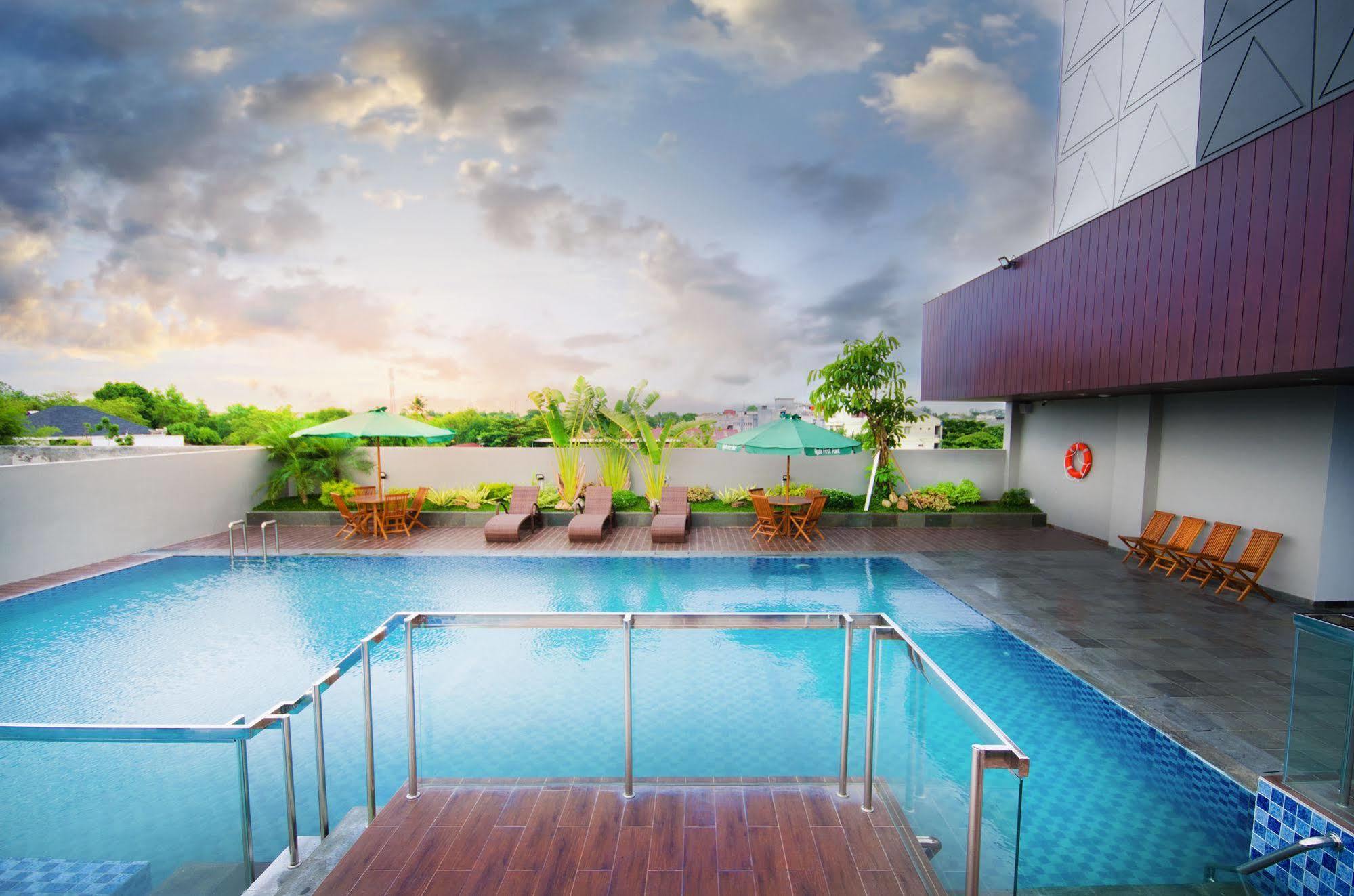 Ayola First Point Hotel Pekanbaru Dış mekan fotoğraf