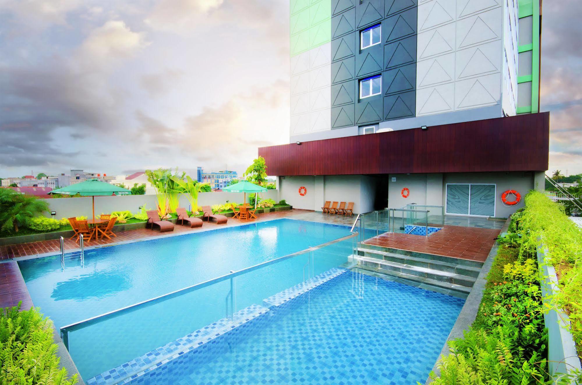 Ayola First Point Hotel Pekanbaru Dış mekan fotoğraf